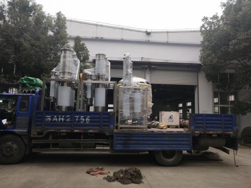 天水机械--多效蒸馏水机正在上货发往重庆客户